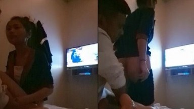 Ang pedicure shop ay naninira sa isang babaeng technician, isang batang babae na may bilog na ulo, hinihipo at niloloko siya hanggang sa hinugot ang kanyang pantalon, footjob at masturbation