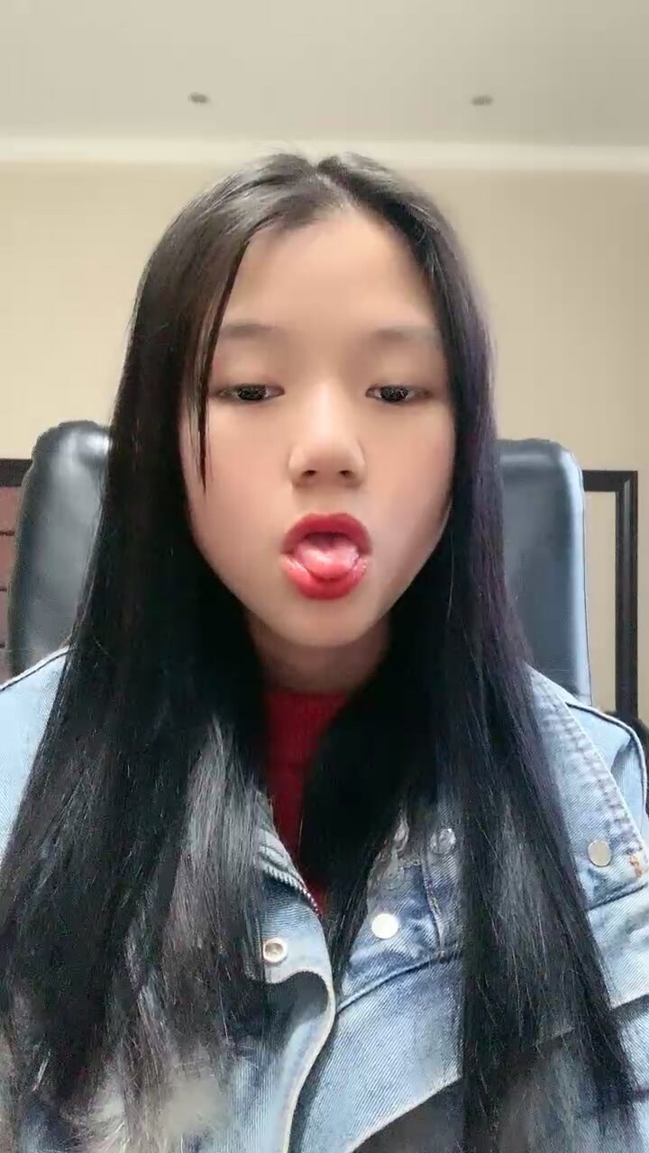 A cute and cute 00's girl! A girl with a bun in her mouth! Bitchy girl licks her boyfriend's cock and fucks him with her fingers!