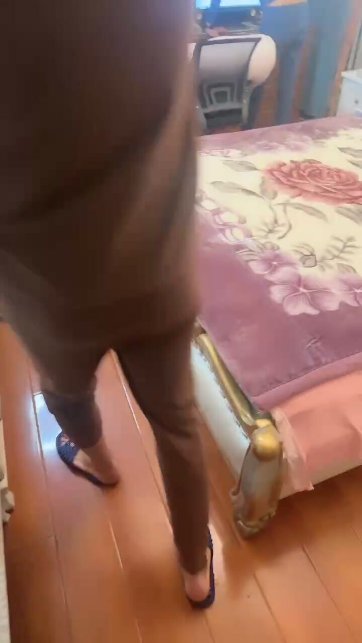 睡覺中的妹妹！被窩里拉起來激情3P！苗條身材貧乳，一個操逼一個插嘴，懟著小穴猛操