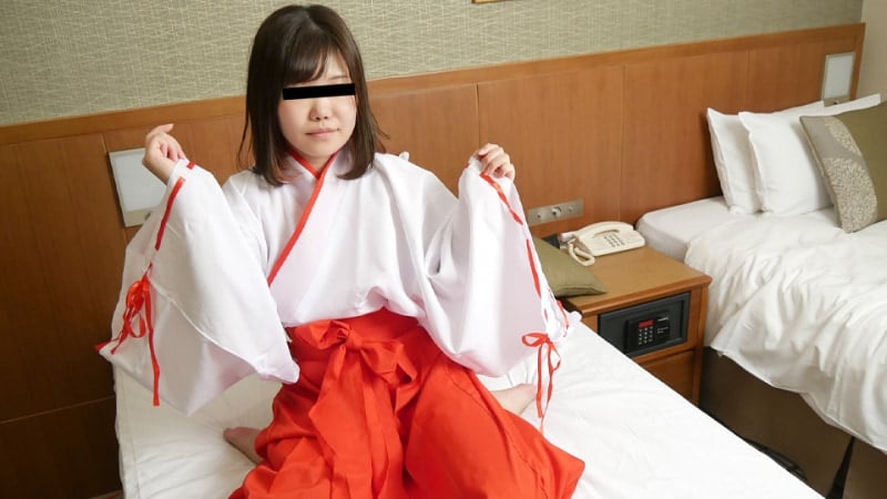 Nakadashi 因身为活跃的女祭司却不是处女而受到惩罚。