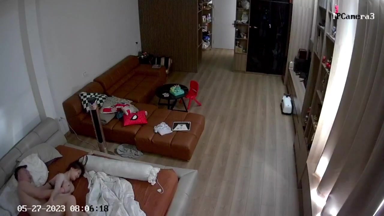 黑客破解家庭網路攝像頭偷拍 老哥和身材苗條的漂亮媳婦各種姿勢晨炮呻吟動人