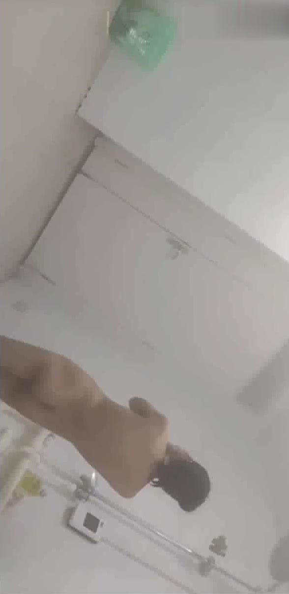 Isang lalaki ang nagbalatkayo bilang isang babae at pumunta sa banyo ng mga babae para lihim na kunan ang mga batang babae na naliligo Ang pinuno ng grupo ay hindi na magagamit.