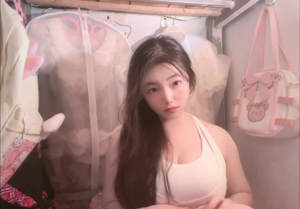 Ang dalisay at magandang babae sa paaralan ay ang pangarap na manliligaw ng maraming tao, ngunit sa pribado siya ay talagang isang slutty asong babae, na kung saan ay lubos na kaibahan sa kanyang cute na mukha (2)