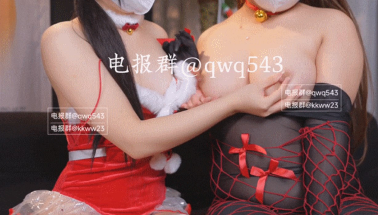 Con chó cái màu hồng Loli "lười ngủ" - Giáng sinh đôi