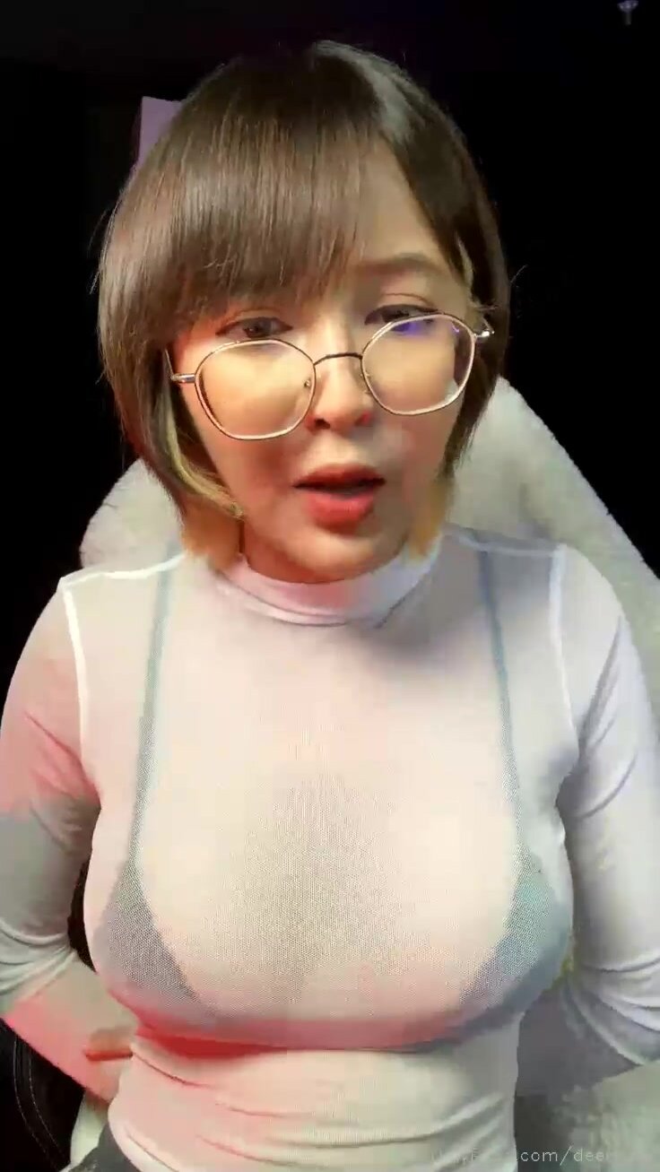 Wanlang asks for OnlyFans gentle glasses contrast girl [deerlong] private photo collection, the best of the best natural meat urinal, pure girl shows superb oral sex oral cum swallowing (7)