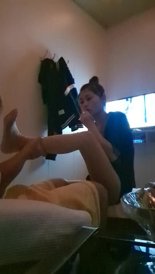 Foot massage shop fucked female technician, ball head girl, hinawakan at fucked to pull down pants, foot job, riding and grinding, holding the TV cabinet from behind, singing next door