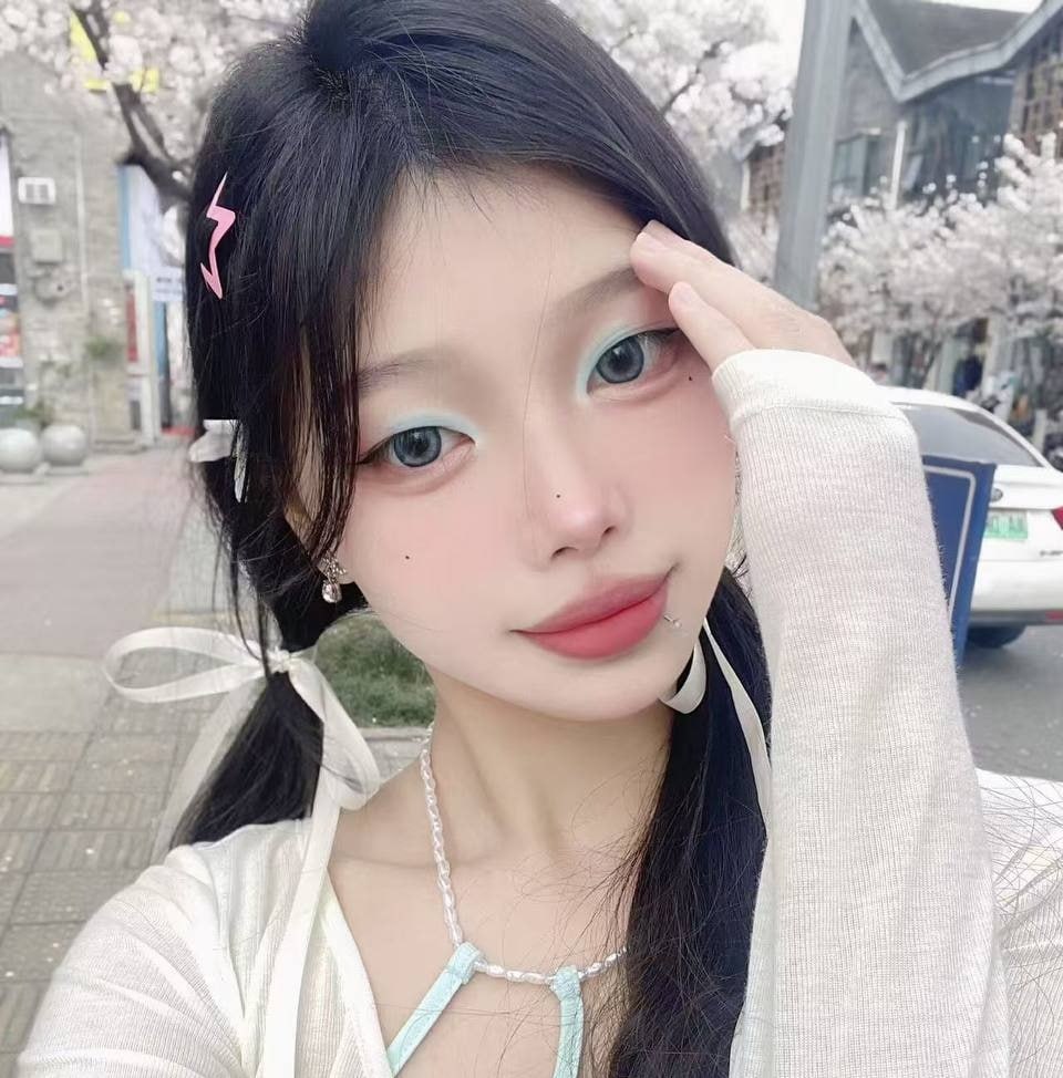สาววิญญาณเจียงซี โจว ฟางเซีย สาวน้อยเจ้าชู้ทำทุกอย่างที่ได้รับคำสั่ง ไม่ว่าจะเป็นการล้วงจิมิของตัวเอง การถูหน้าอกของตัวเอง และหลังจากฝึกฝนมาบ้างแล้ว สาวเย็นชาคนนี้ก็เริ่มสนุกกับมันจริงๆ!