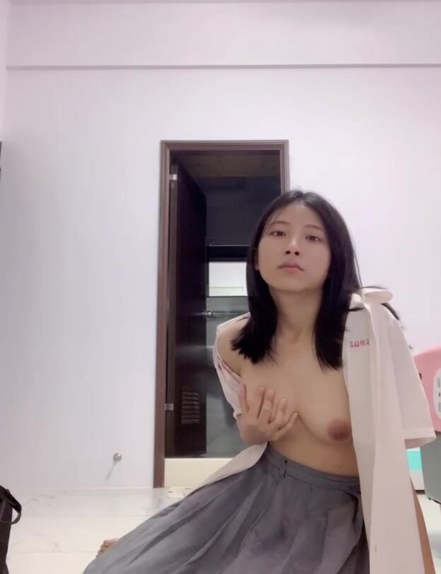 【超级泄密】青涩反差少女 大学生小母狗 萱兒 给金主爸爸录的自拍被曝 007